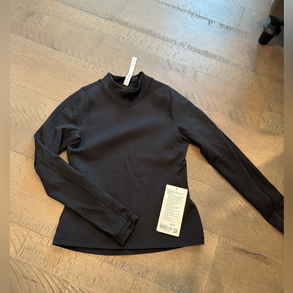NWT chase the chill long sleeve Lulu